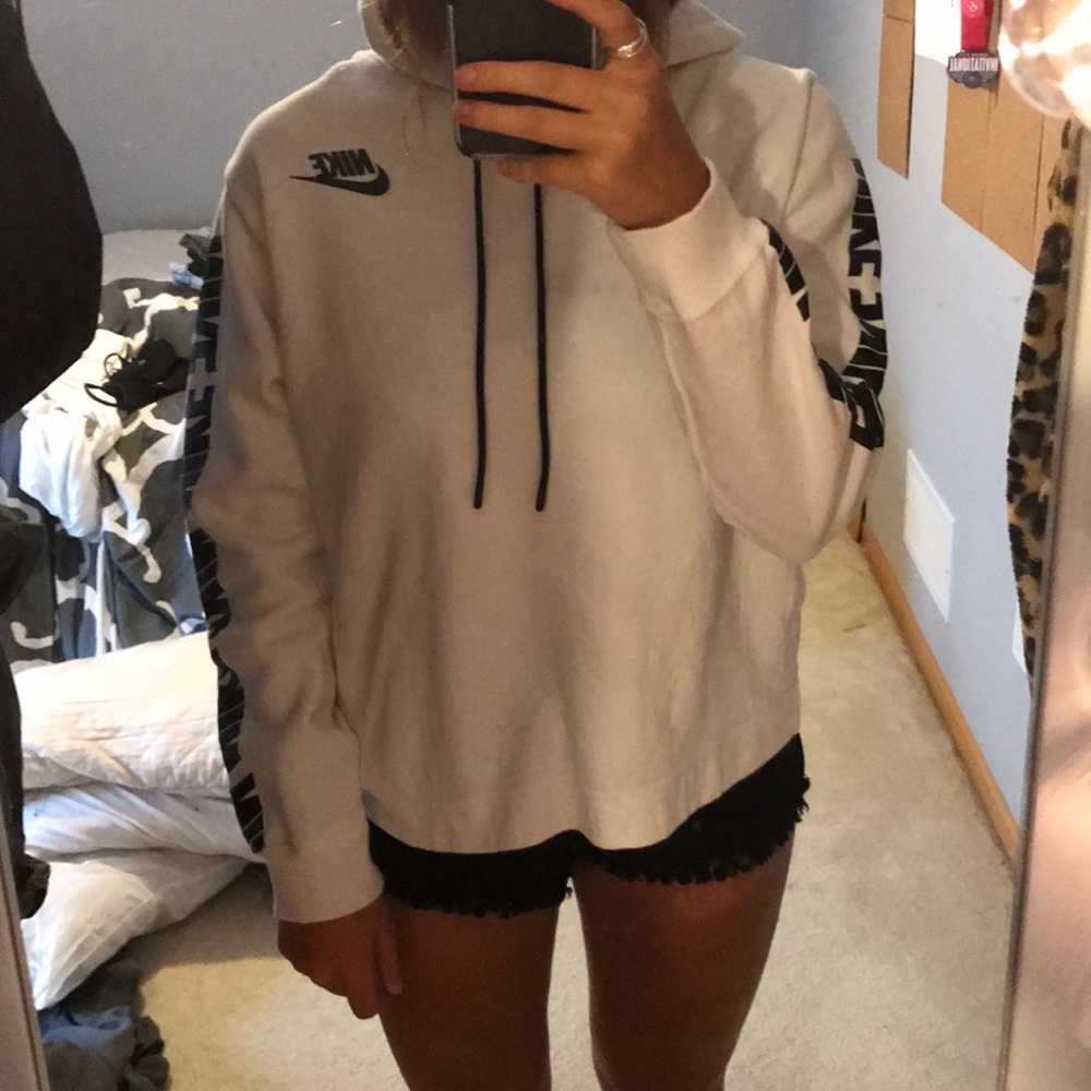 white nike sweatshirt